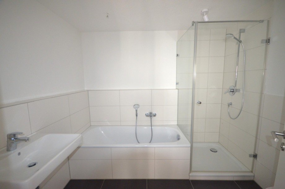 Bad mit Dusche & Wanne Etagenwohnung Besigheim
