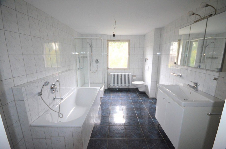 Tageslichtbad mit Dusche & Wanne Etagenwohnung Waiblingen
