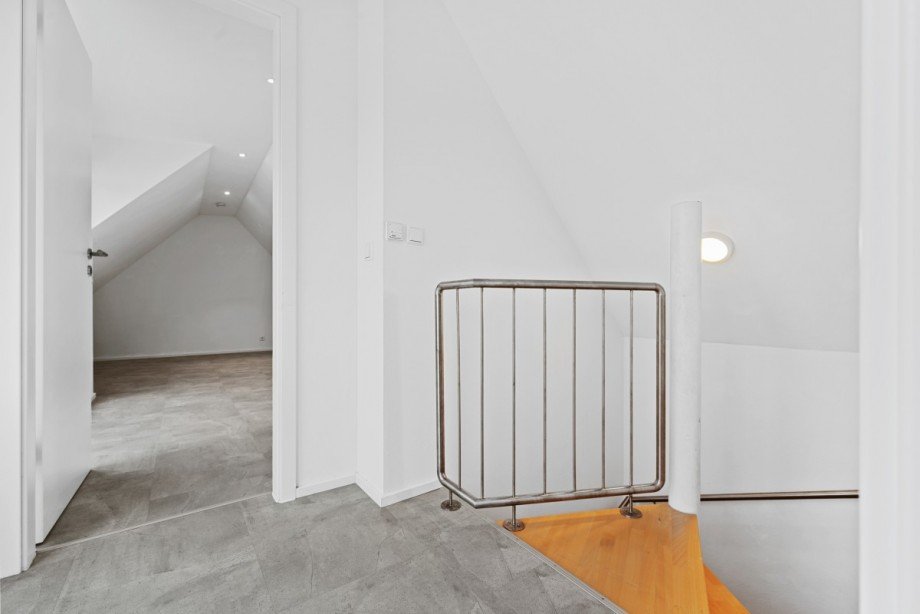 DG2: Flur Dachgeschosswohnung Besigheim