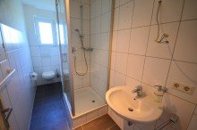 EG: Bad Feldrandlage: Charmantes Zweifamilienhaus in absolut ruhiger Wohnlage in Ostfildern-Nellingen