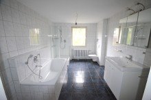 Tageslichtbad mit Dusche & Wanne Helle 4,5-Zimmerwohnung mit Einbauk�che in begehrter Wohnlage in Waiblingen-Neustadt