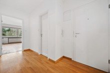 Flur Zwei- bis Drei-Zimmer-Wohnung mit Balkon, XXL-Terrasse und Garage in Stuttgart-West