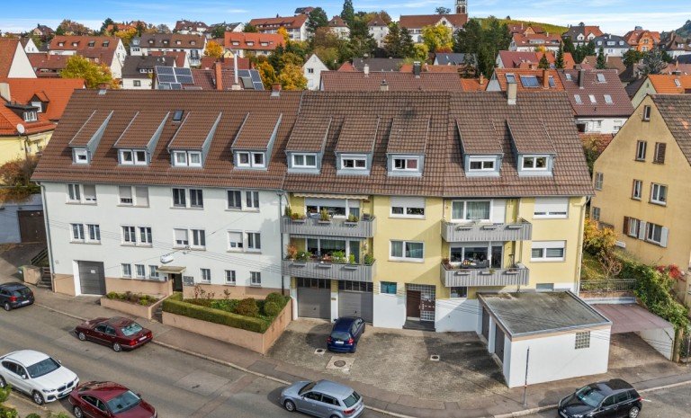 Drohnenaufnahme Haus 10+12 Stuttgart Mehrfamilienhaus Attraktives 12-FH mit 5 Garagen + Carport in Stuttgart-Untert�rkheim