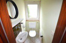 G�ste-WC Terrassenhaus mit Neckarblick und Garage in einer Sackgasse in Neckarrems