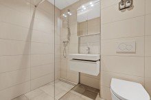 Bad mit Dusche Zwei- bis Drei-Zimmer-Wohnung mit Balkon, XXL-Terrasse und Garage in Stuttgart-West