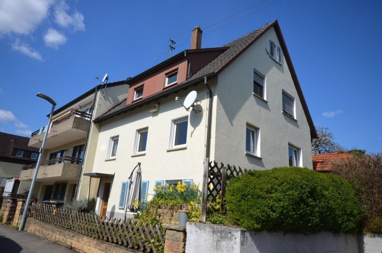 Hausansicht Ostfildern Zweifamilienhaus Feldrandlage: Charmantes Zweifamilienhaus in absolut ruhiger Wohnlage in Ostfildern-Nellingen