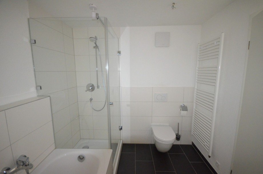 Bad mit Dusche & Wanne Etagenwohnung Besigheim