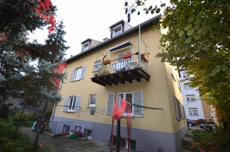 Hausansicht hinten Stuttgart Wohnung Vermietete 4-ZW mit Balkon und gro�em Gemeinschaftsgarten in Stuttgart-Wangen